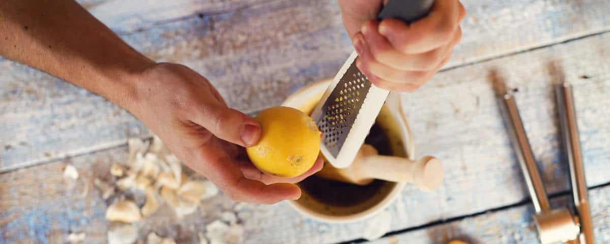 Grater-Lemon-Hand